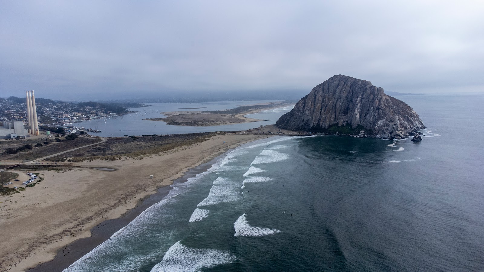 Morro Rock Beach'in fotoğrafı dağlarla çevrili