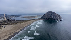 Morro Rock Beach'in fotoğrafı dağlarla çevrili