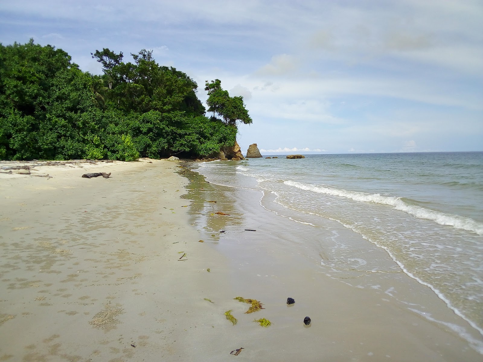 Fotografija Batu Luang Beach z svetel pesek površino