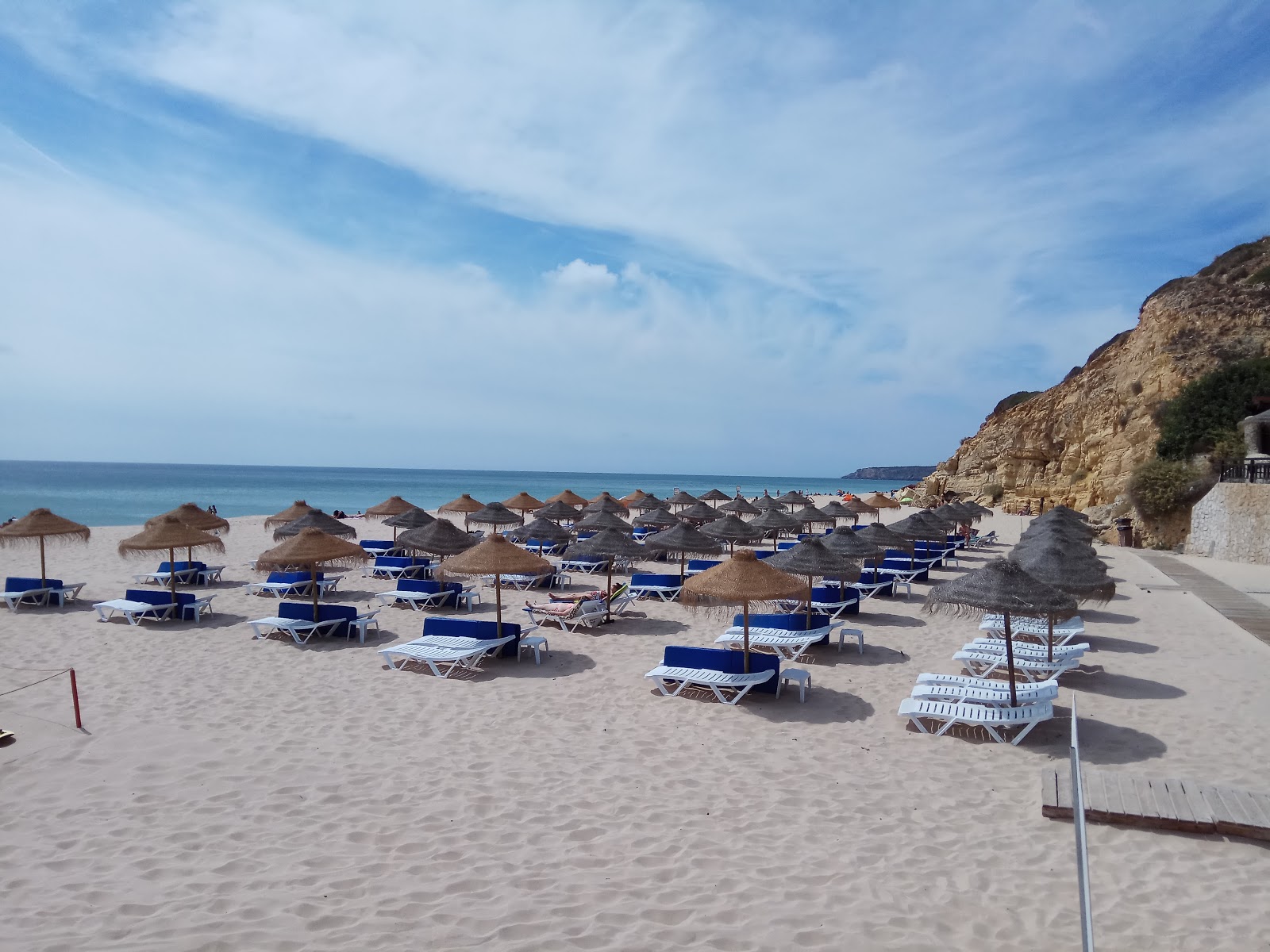 Photo de Praia da Salema - recommandé pour les voyageurs en famille avec des enfants