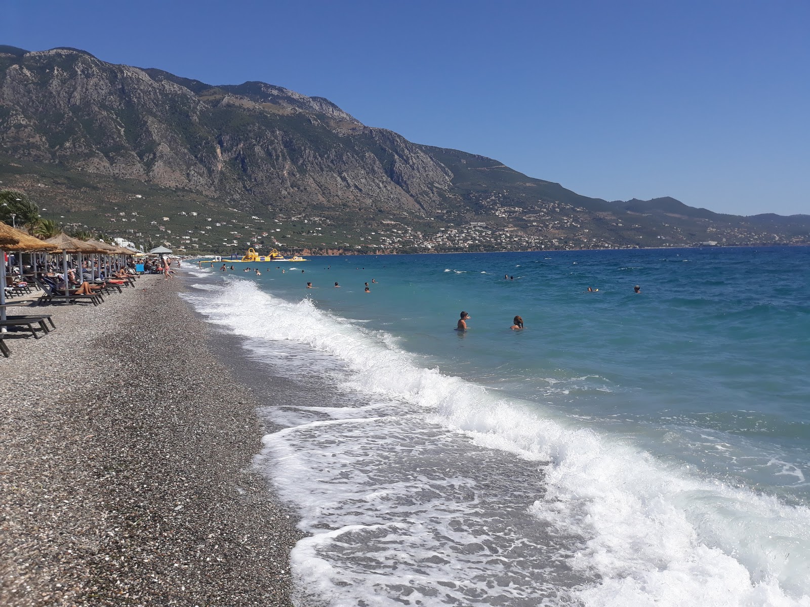 Φωτογραφία του Paralia Kalamatas με μικρά γκρι βότσαλα επιφάνεια