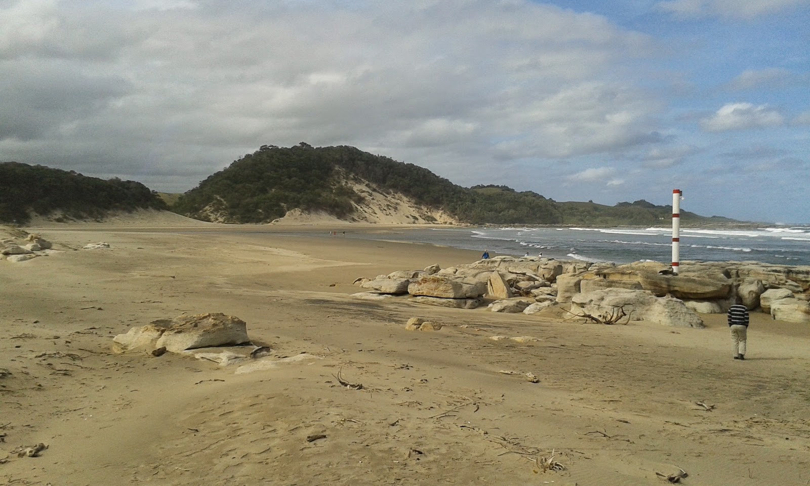 Foto de Tezana beach con bahía mediana
