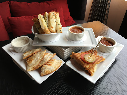 Movie Theater «ShowPlace ICON Theatres at Roosevelt Collection with ICON•X - Chicago», reviews and photos, 1011 S Delano Ct, Chicago, IL 60605, USA