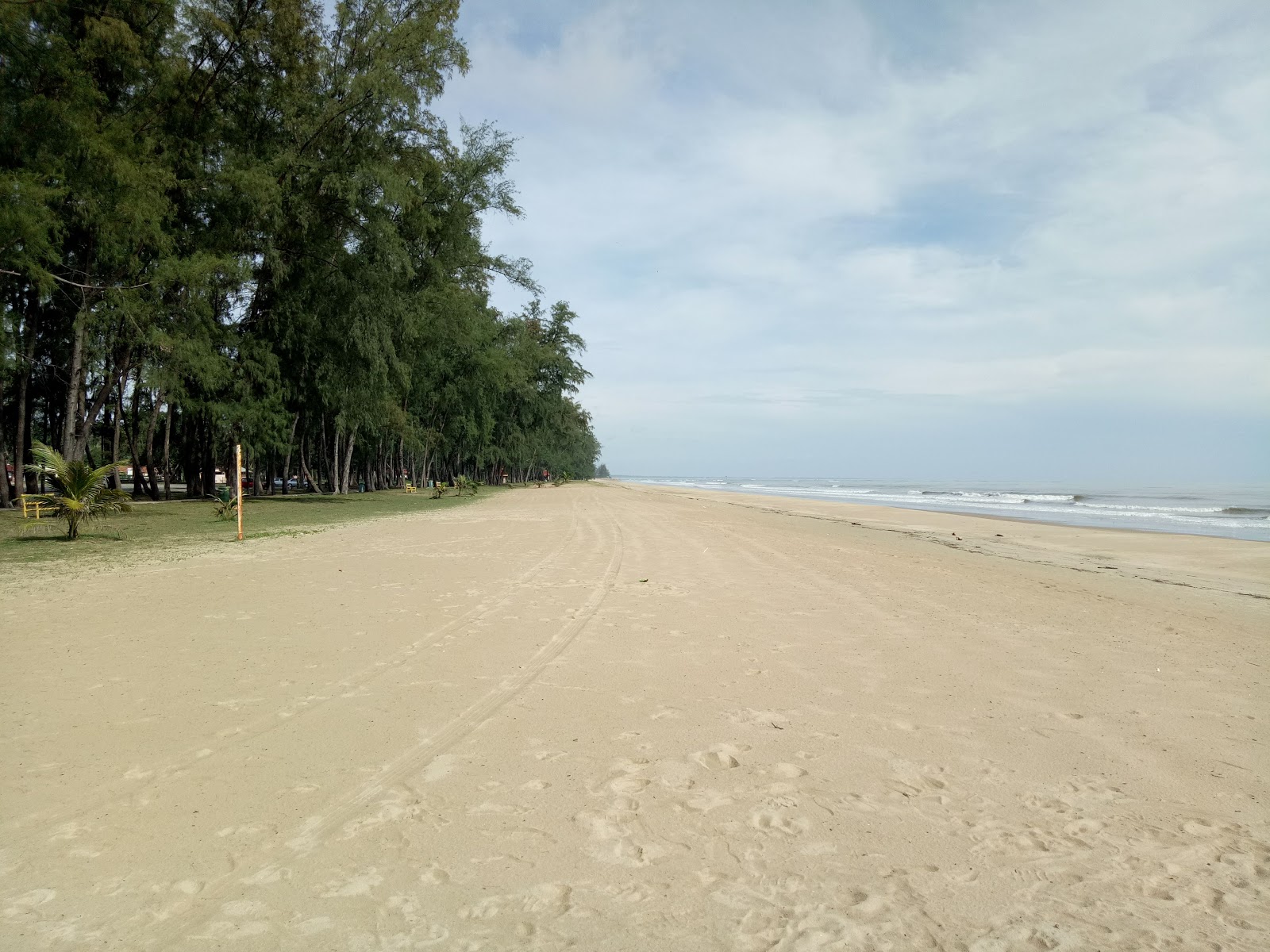 Foto de Hiburan Beach - lugar popular entre os apreciadores de relaxamento