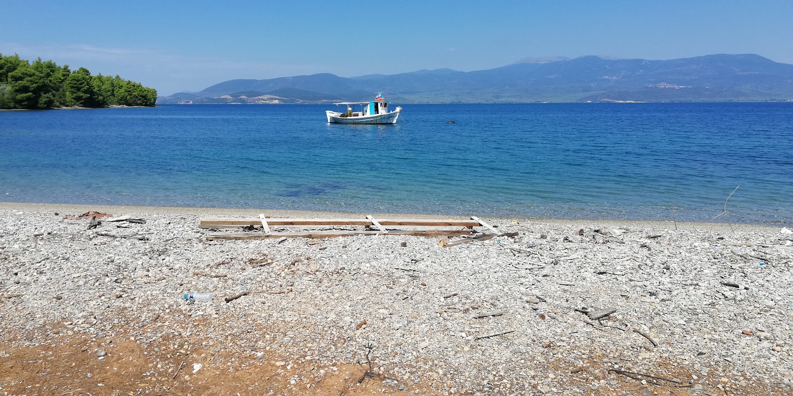 Fotografie cu Lichada beach cu o suprafață de apă pură albastră