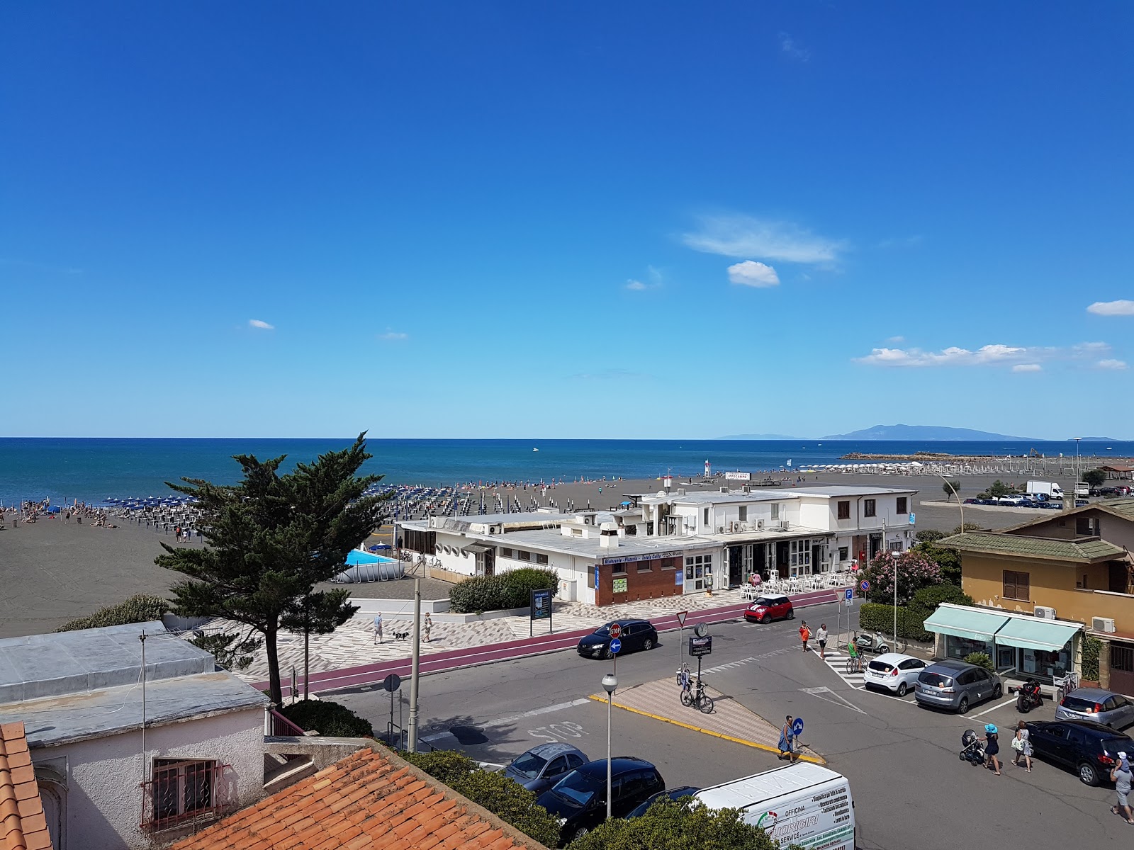 Foto van Spiaggia di Montalto di Castro met blauw water oppervlakte