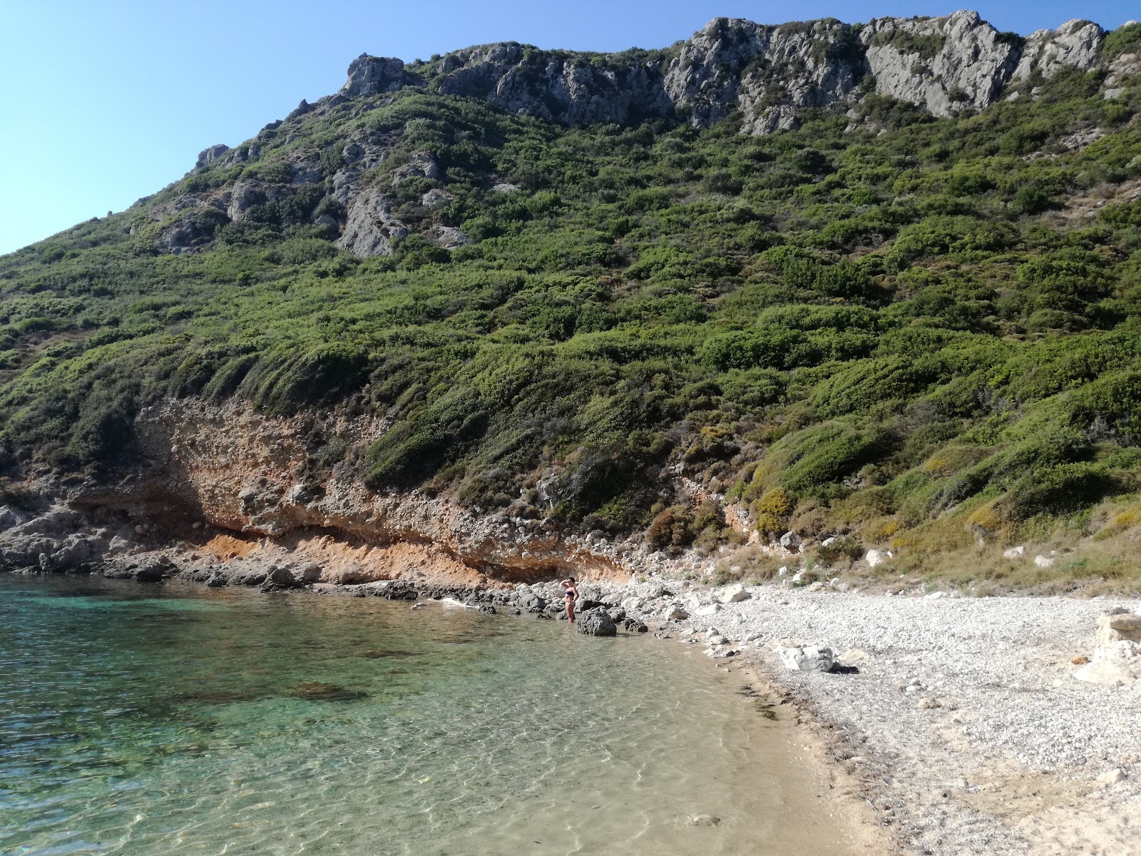 Foto af Pirate beach bakket op af klipperne
