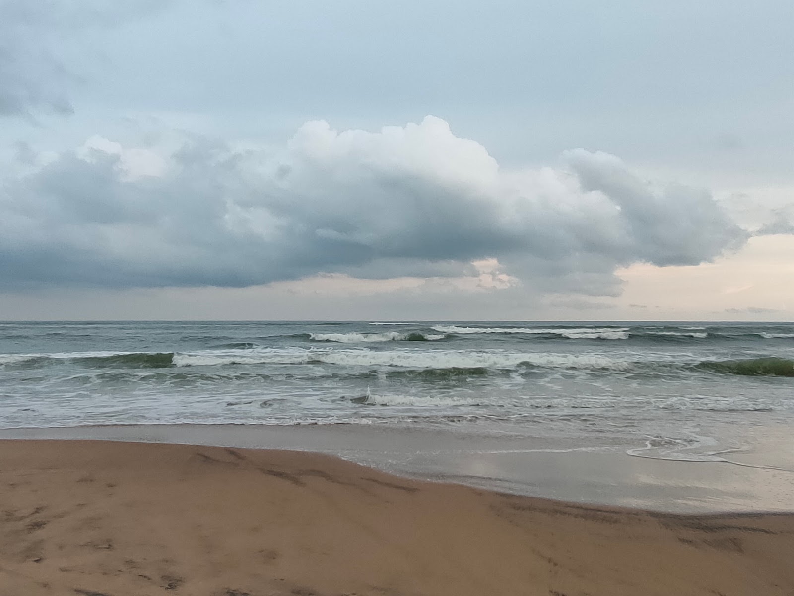 Fotografie cu Mahala Sea Beach amplasat într-o zonă naturală