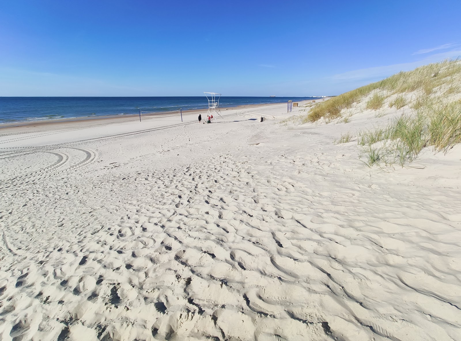 Valokuva Smiltyne Beachista. pinnalla kirkas hieno hiekka:n kanssa