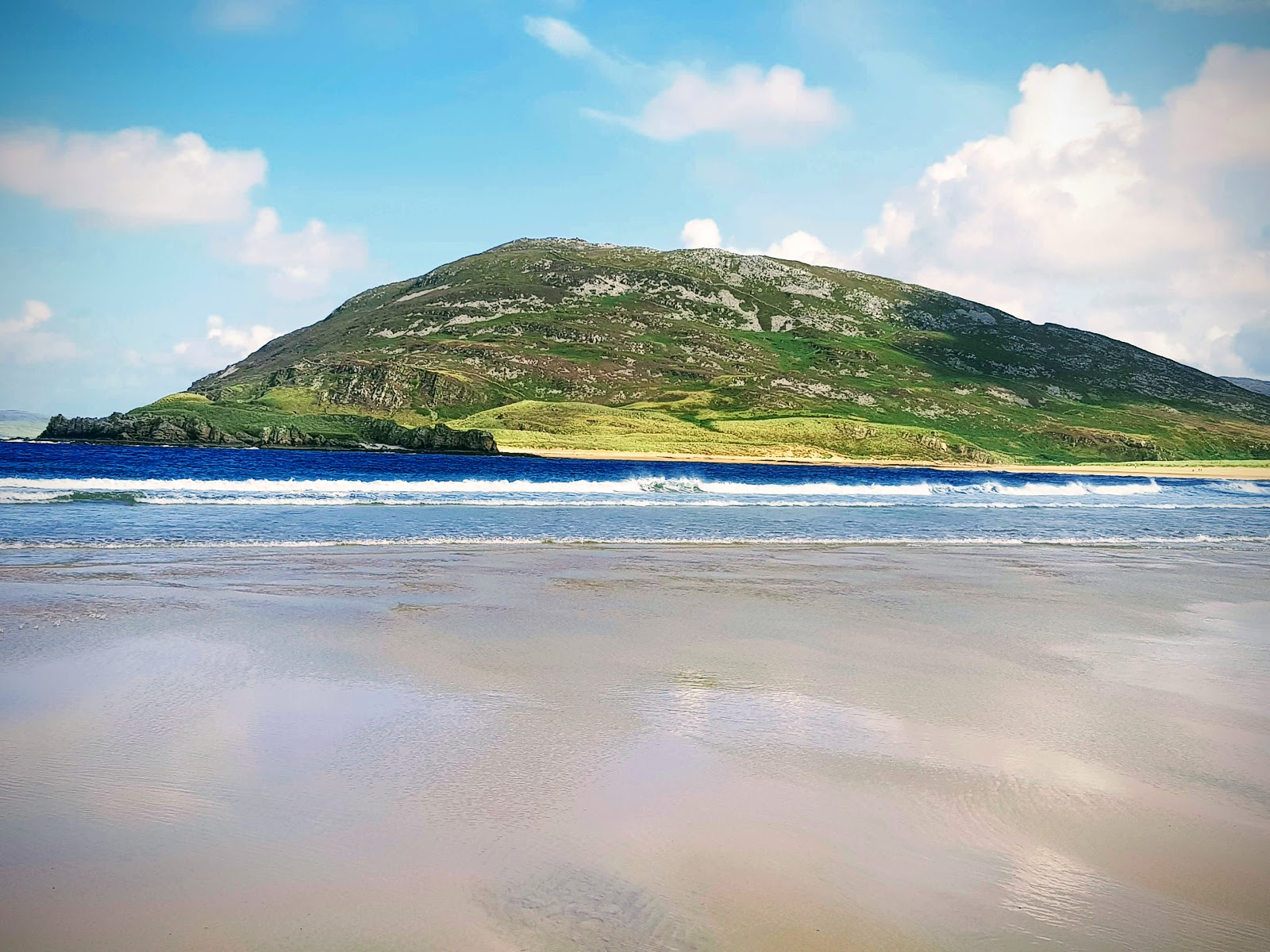 Tullagh Beach的照片 背靠悬崖