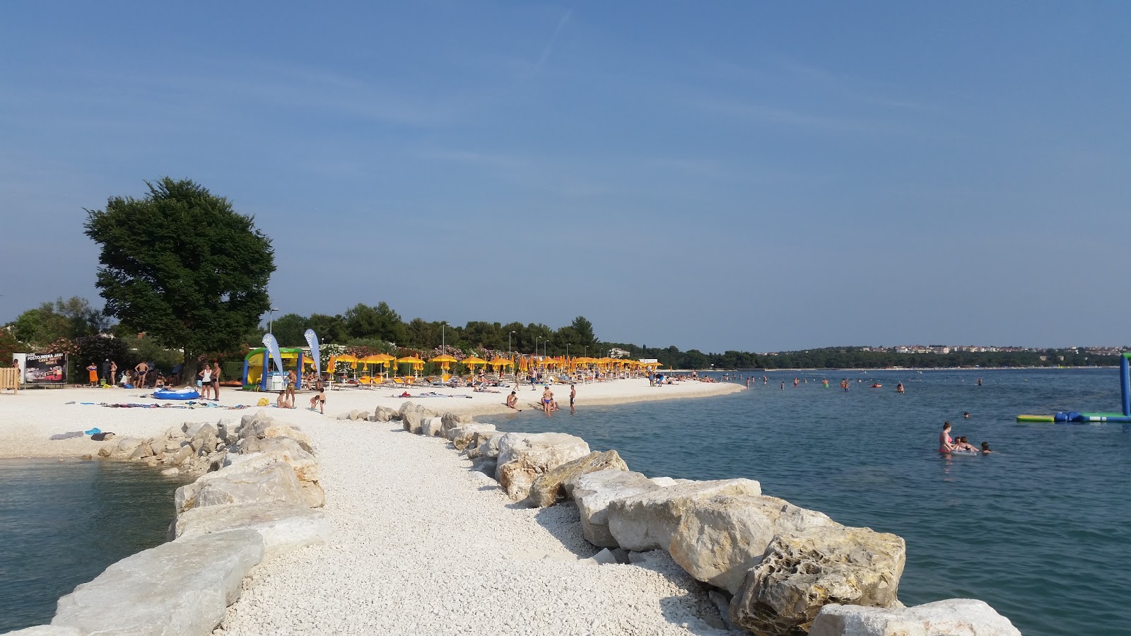 Zdjęcie Bi Village beach częściowo zrewitalizowany obszar
