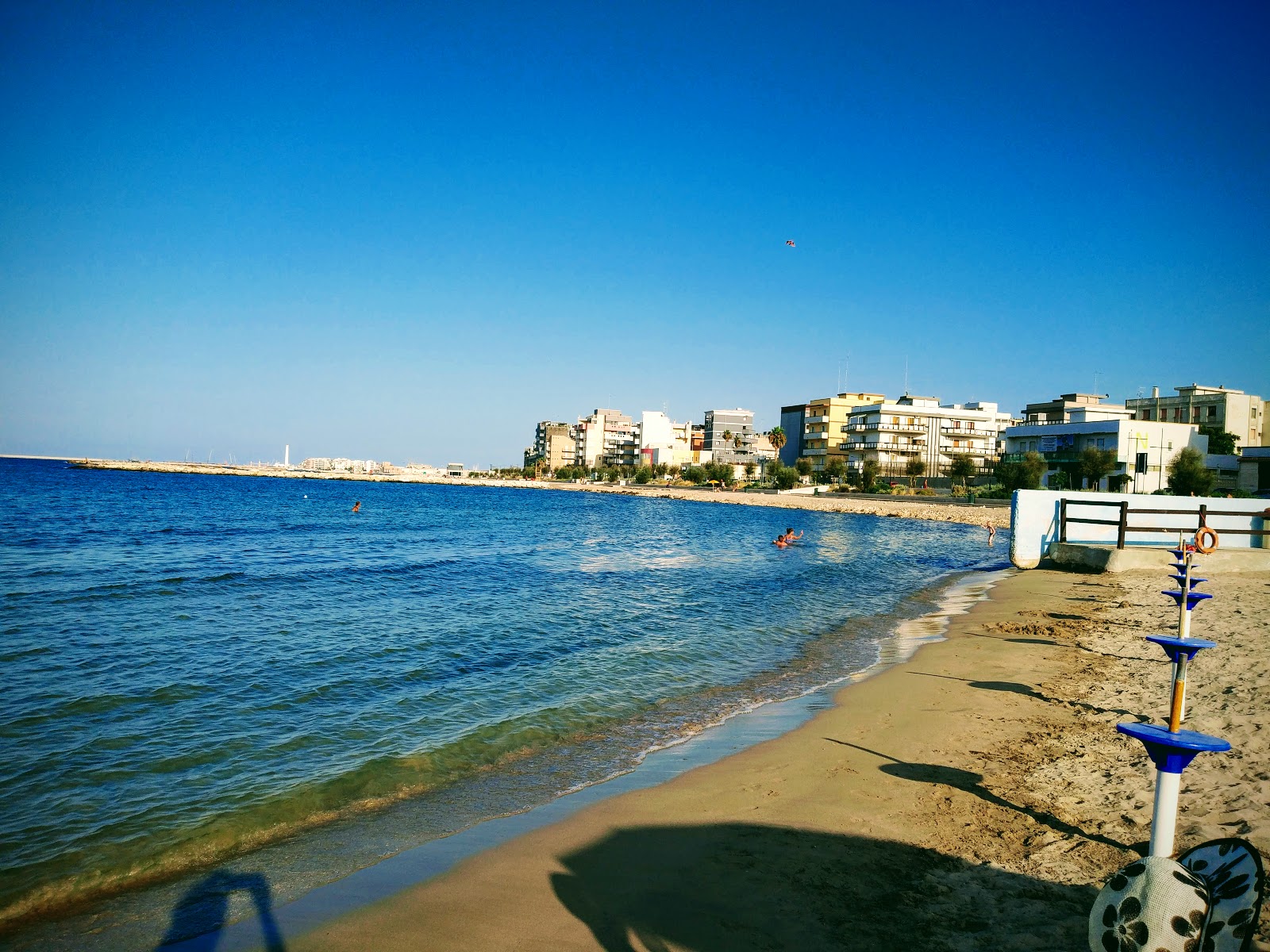 Lido Massimo beach'in fotoğrafı mavi saf su yüzey ile
