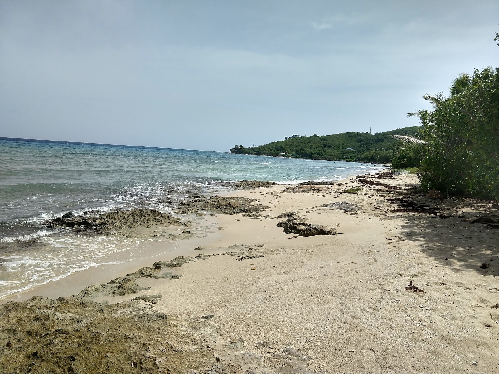 Foto av Cane Bay beach och dess vackra landskap