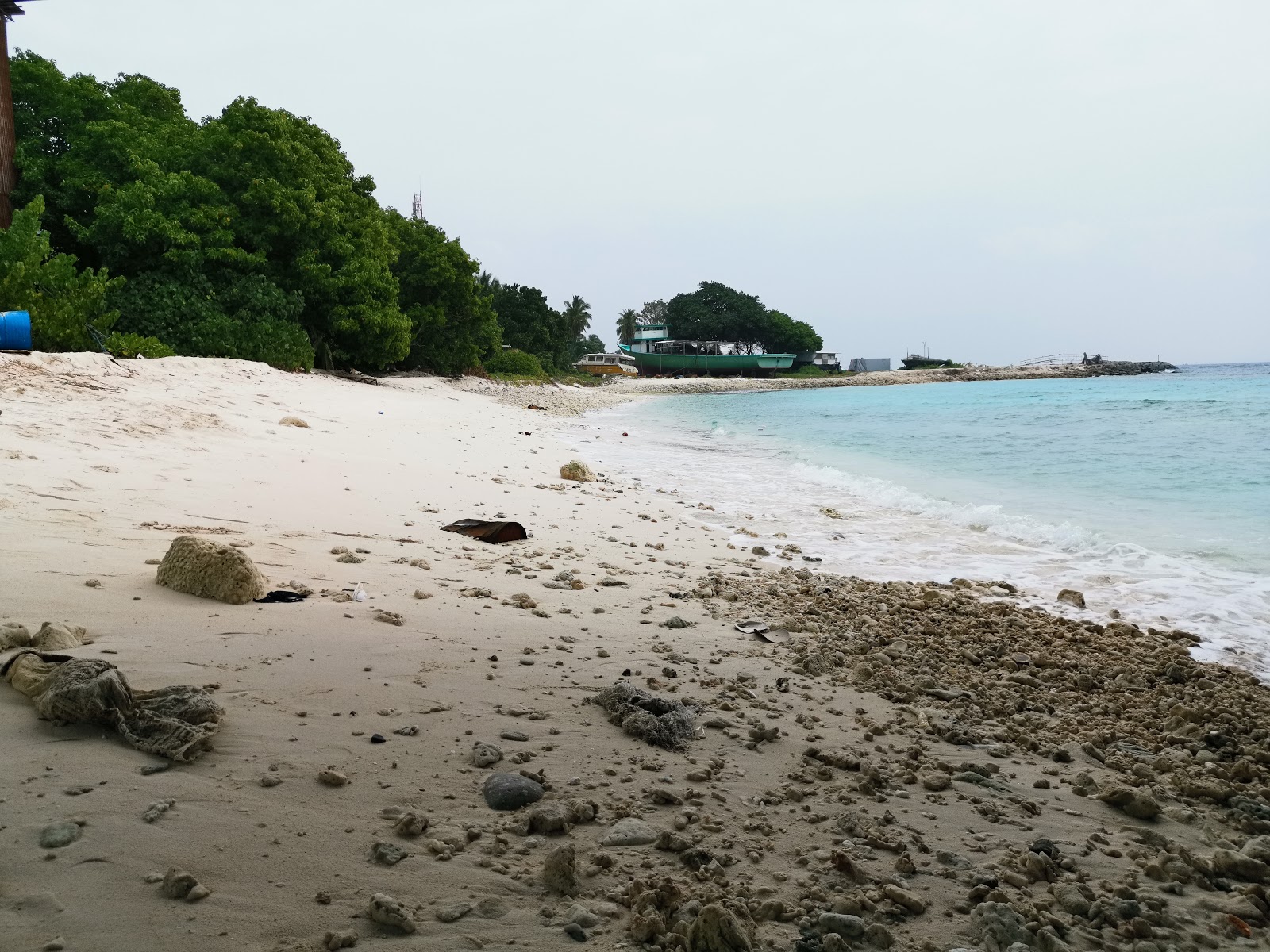 Foto von Innamaadhoo Island Beach und die siedlung