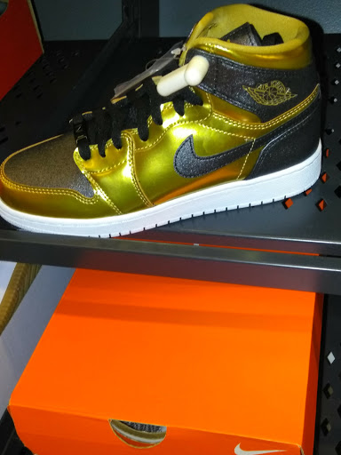 Sporting Goods Store «Nike Factory Store», reviews and photos, 8510 S Cottage Grove Ave, Chicago, IL 60619, USA