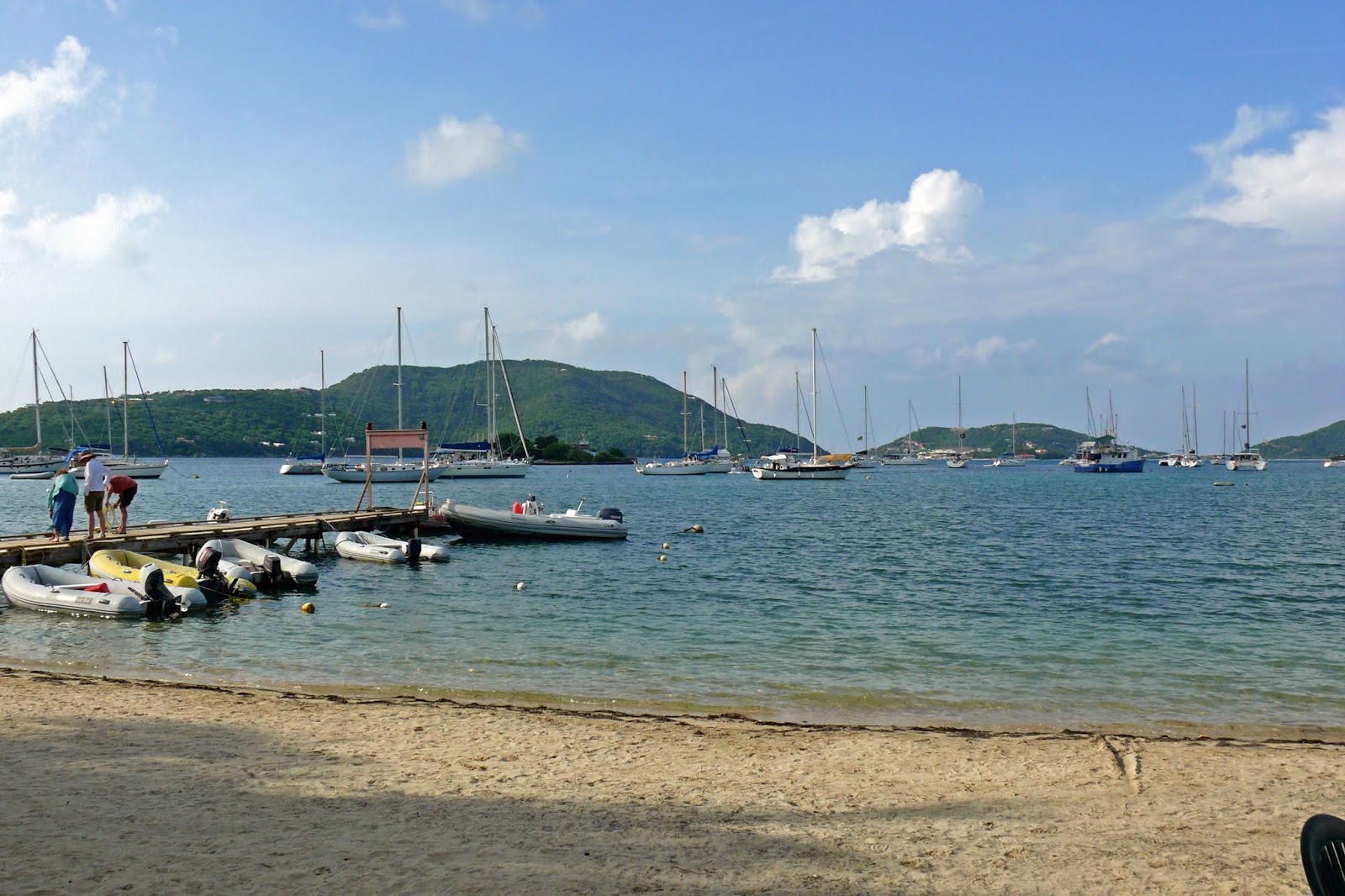 Foto de Trellis Bay con agua turquesa superficie