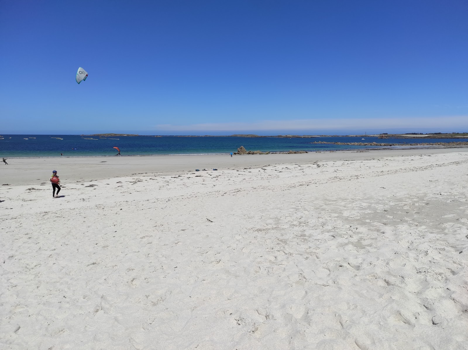 Photo de D'Erleac'h Beach avec un rivage spacieux