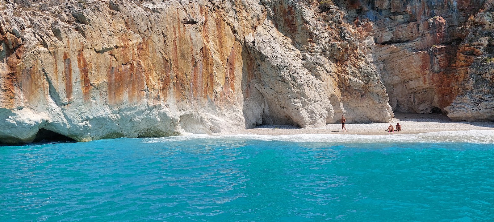 Foto de Maximos Beach con pequeños guijarros beige superficie