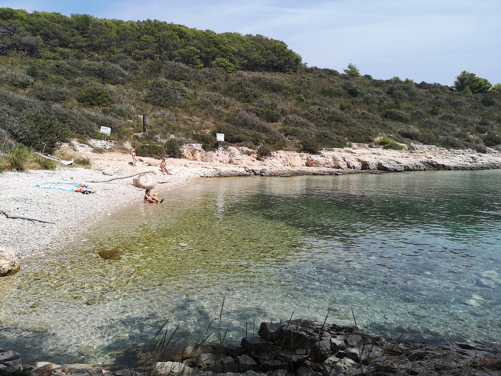 Foto von Tarsce Bay mit kleine bucht