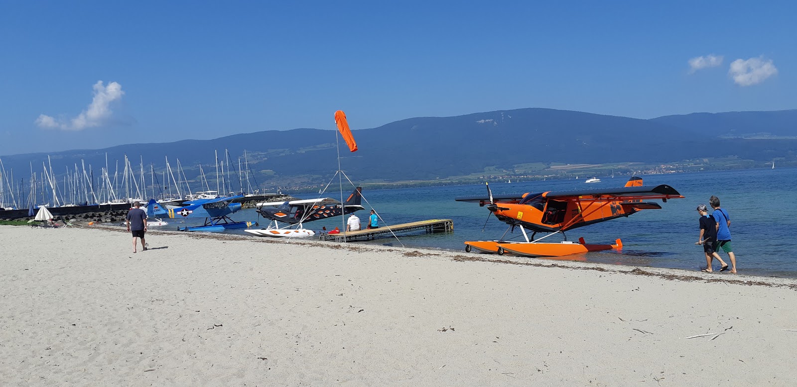 Fotografie cu Port d'Yvonand Beach cu o suprafață de apa pură turcoaz