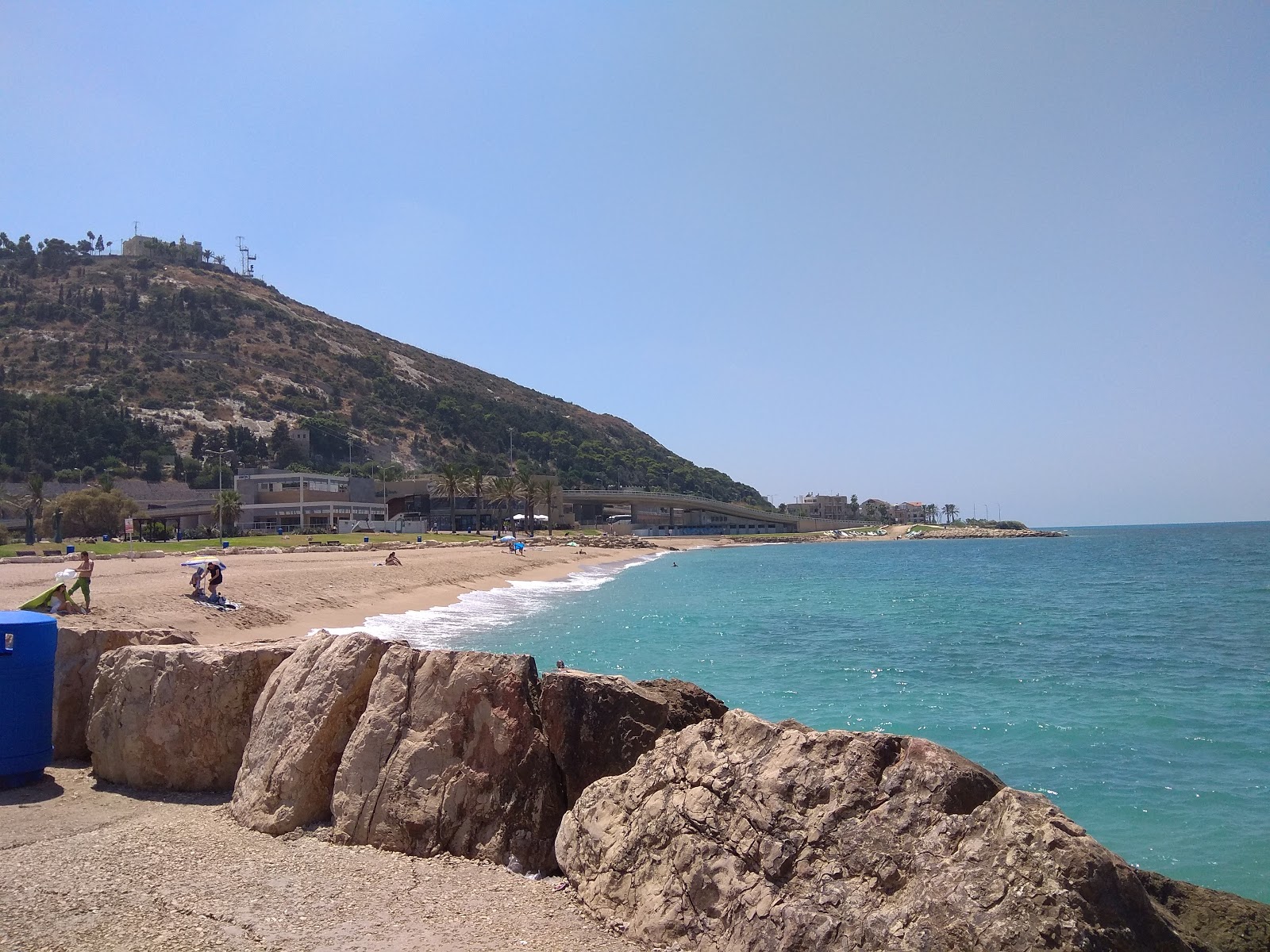 Zdjęcie Yigal Amster beach z powierzchnią jasny piasek