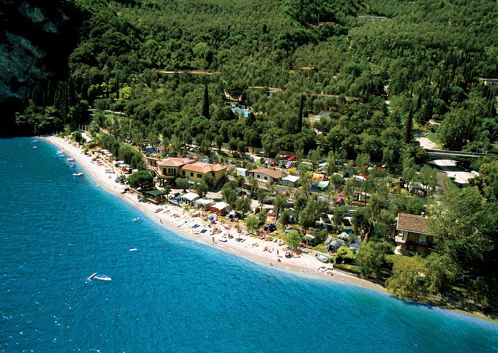 Spiaggia di Nanzel'in fotoğrafı uçurumlarla desteklenmiş