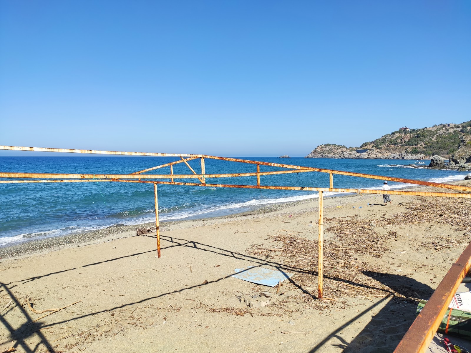 Φωτογραφία του Aysultan Kadinlar beach με επίπεδο καθαριότητας βρώμικος