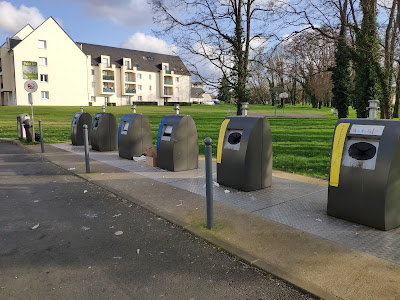 Point tri sélectif - conteneurs - rue du Général de Gaulle à Vineuil