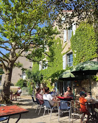 Atmosphère du Restaurant Le Café des Seize Quartiers à Château-Chalon - n°1