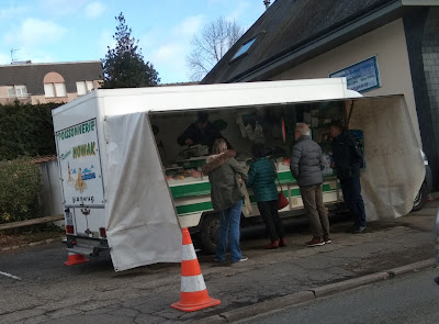 Camion de poisson à Lèves