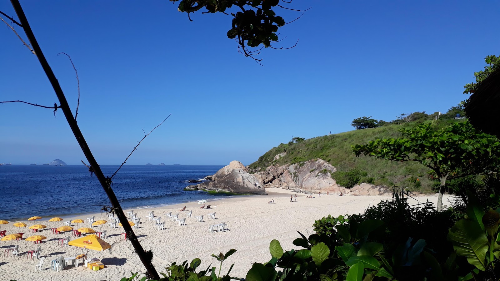 Fotografie cu Praia de Camboinhas - locul popular printre cunoscătorii de relaxare