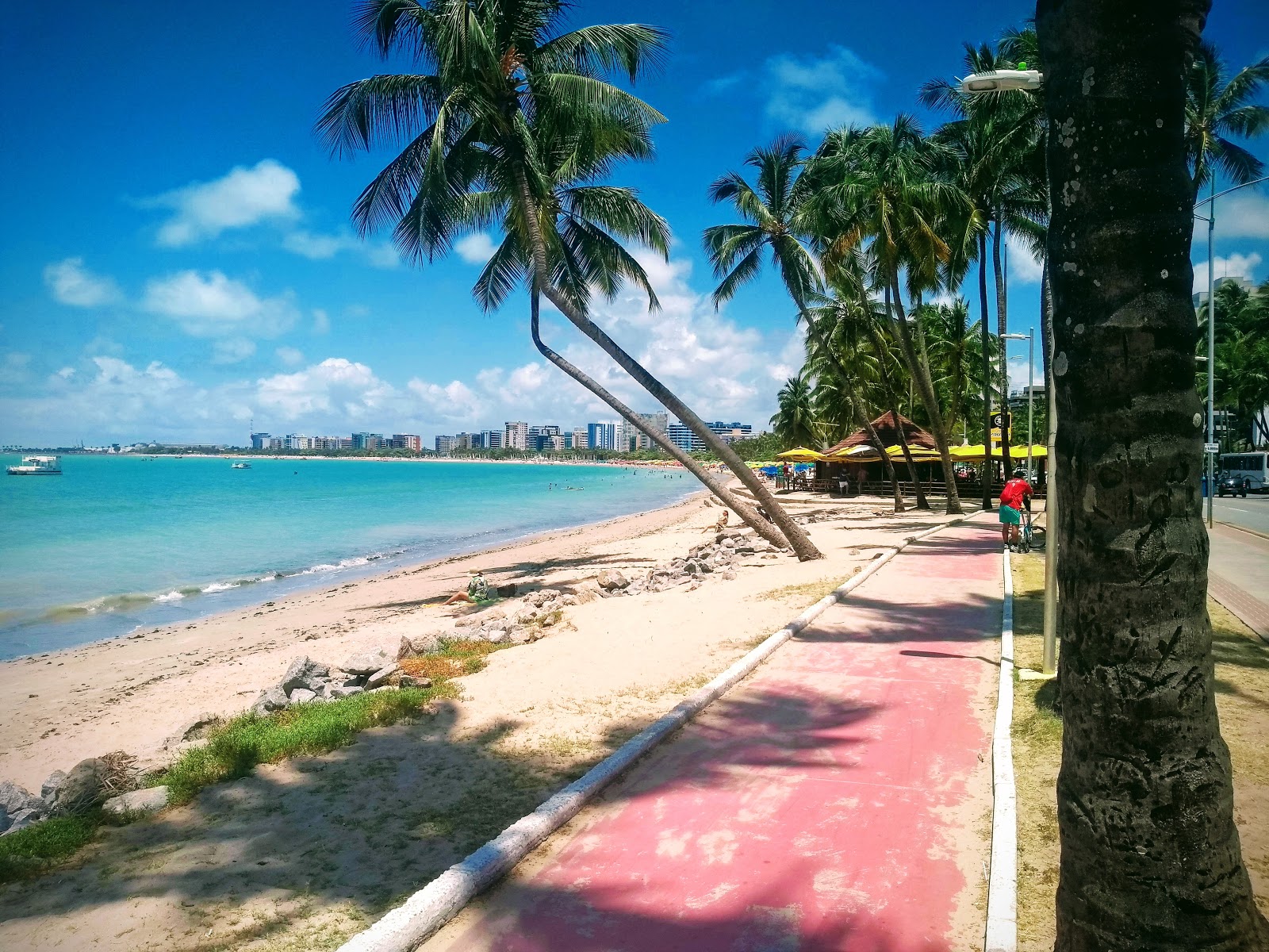 Foto di Spiaggia di Ponta Verde con una superficie del sabbia beige