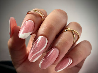 Goldfinger-Nails by Alina