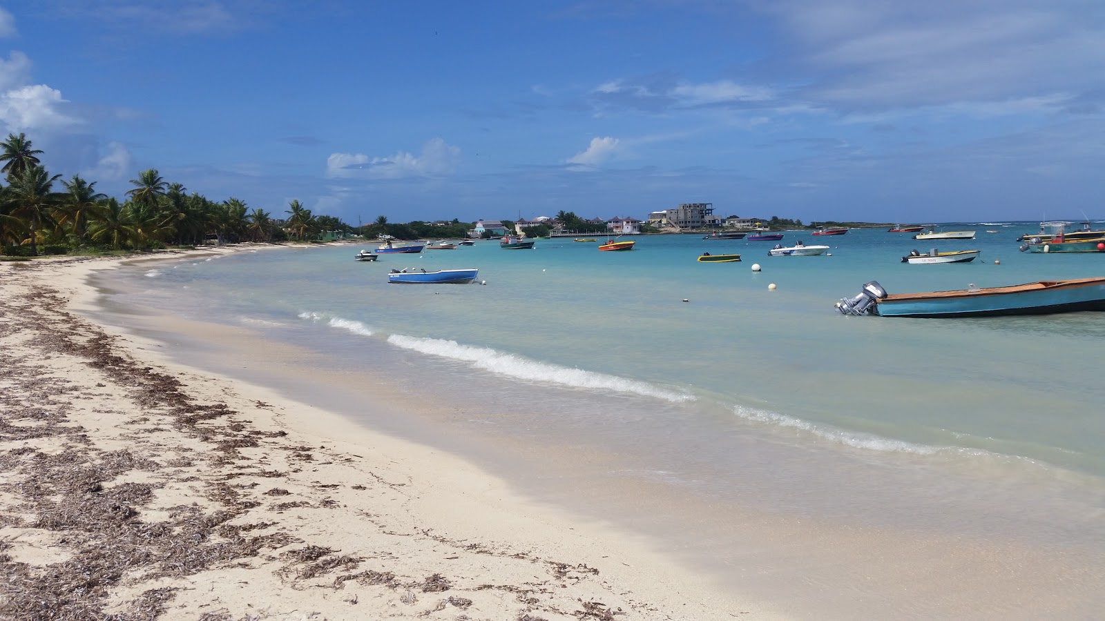 Foto di Falcon Nest beach con una superficie del sabbia beige