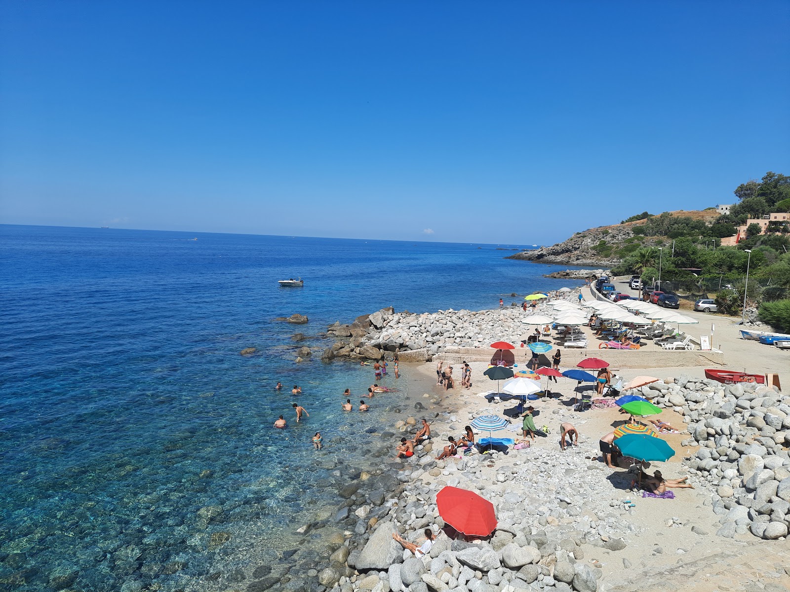 Spiaggia di Coccorino'in fotoğrafı parlak kum ve kayalar yüzey ile