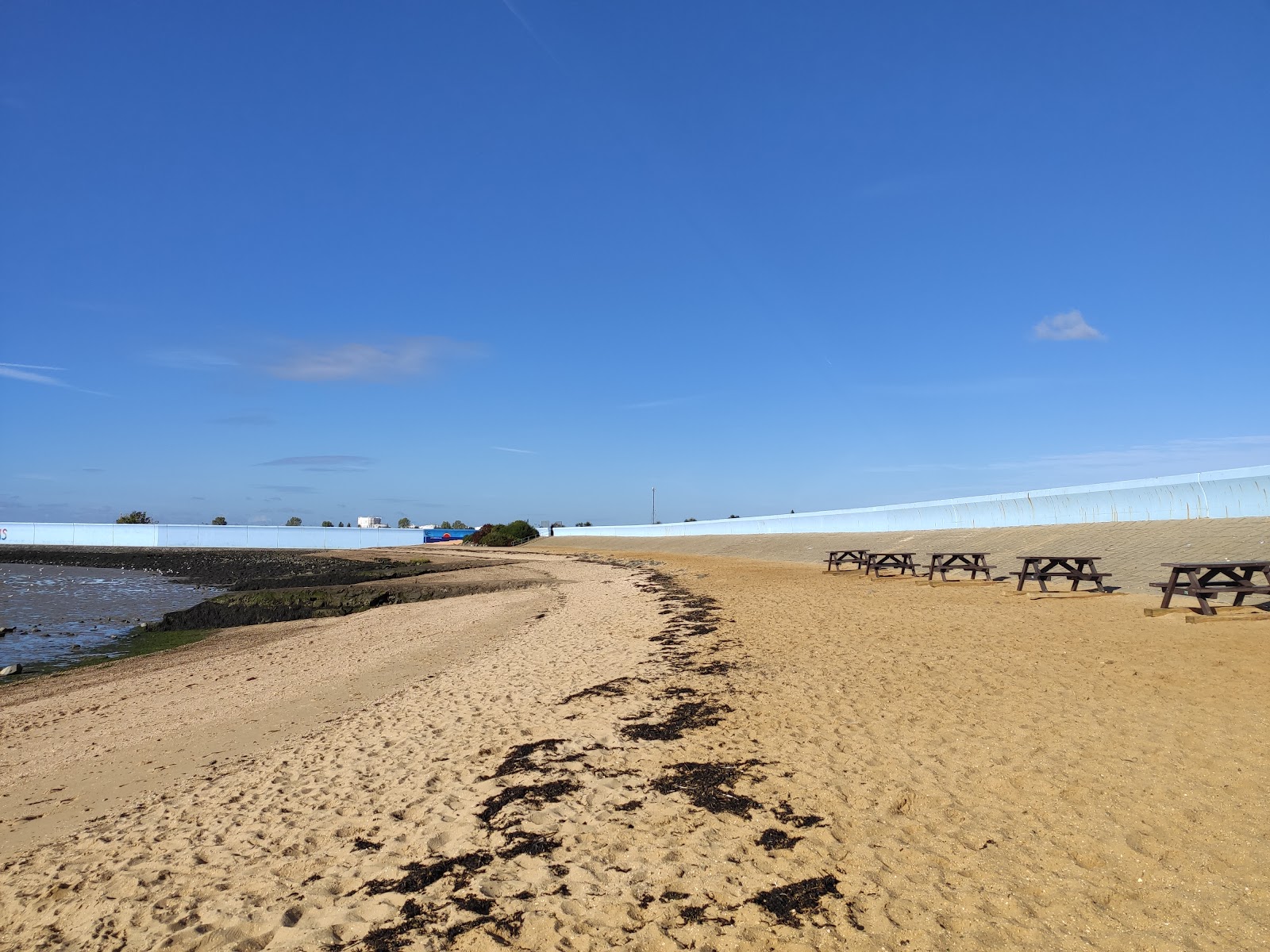 Fotografija Thorney Bay Beach in naselje