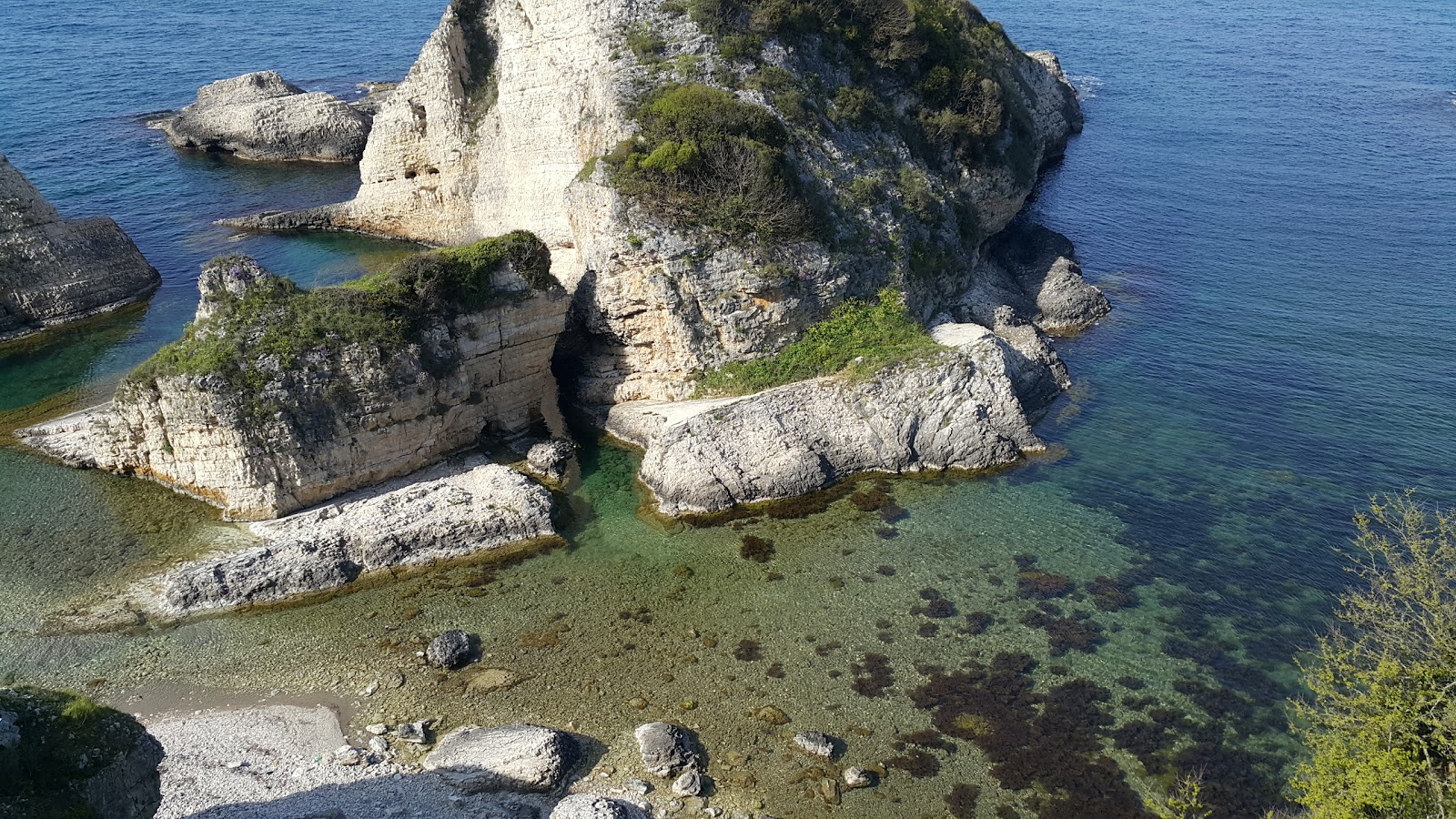Fotografie cu Agva Kilim Cliffs înconjurat de munți