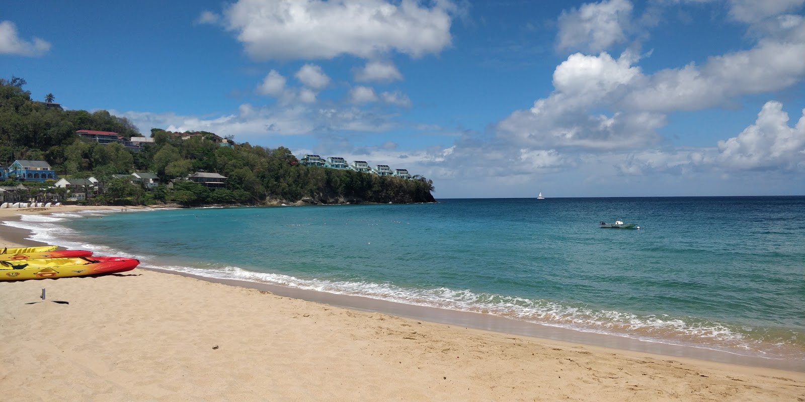 Foto de La Toc beach com alto nível de limpeza