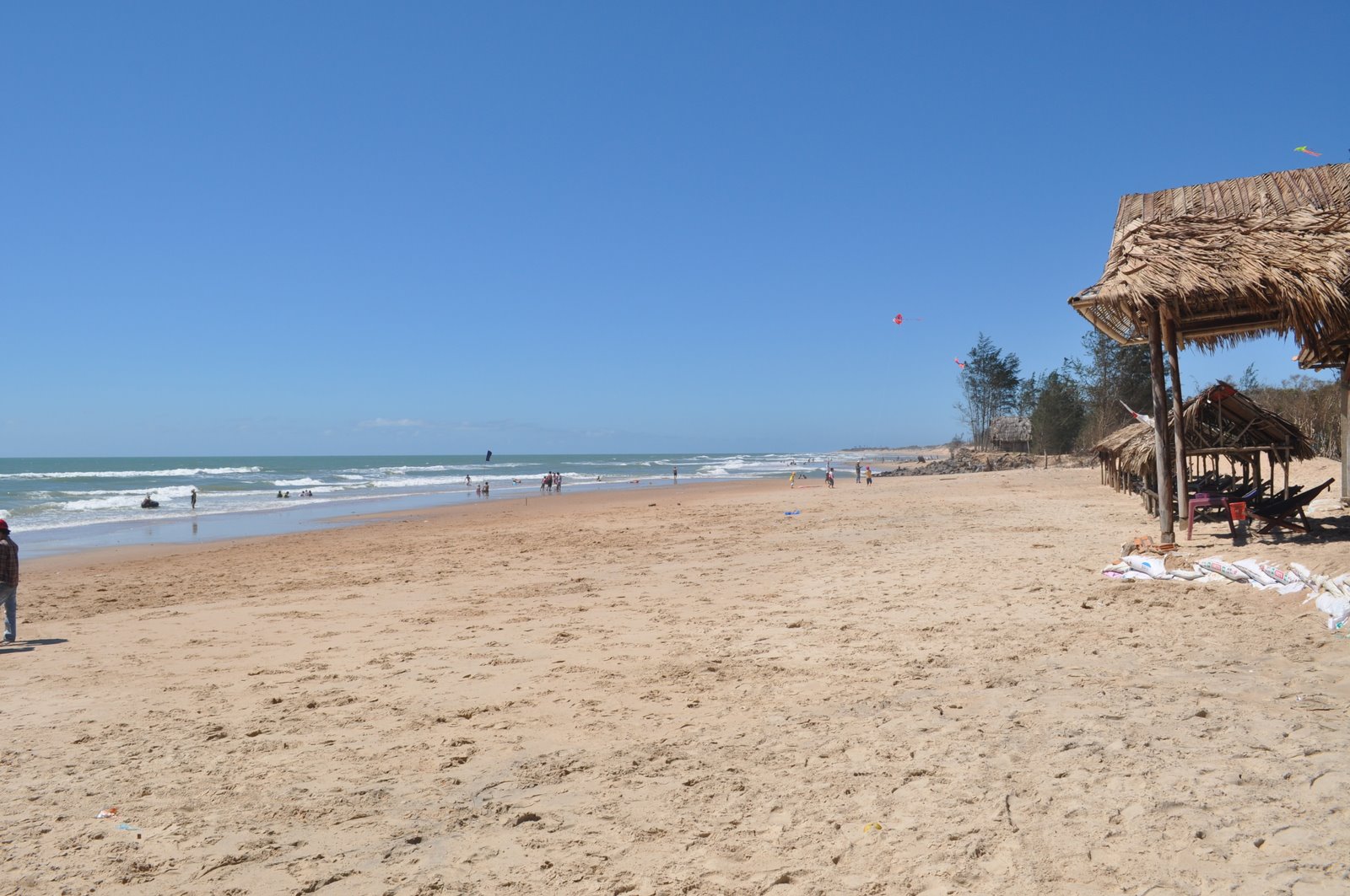 Foto af Tram Lake Beach med lys sand overflade