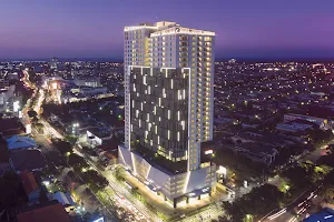 Oakwood Hotel & Residence Surabaya image