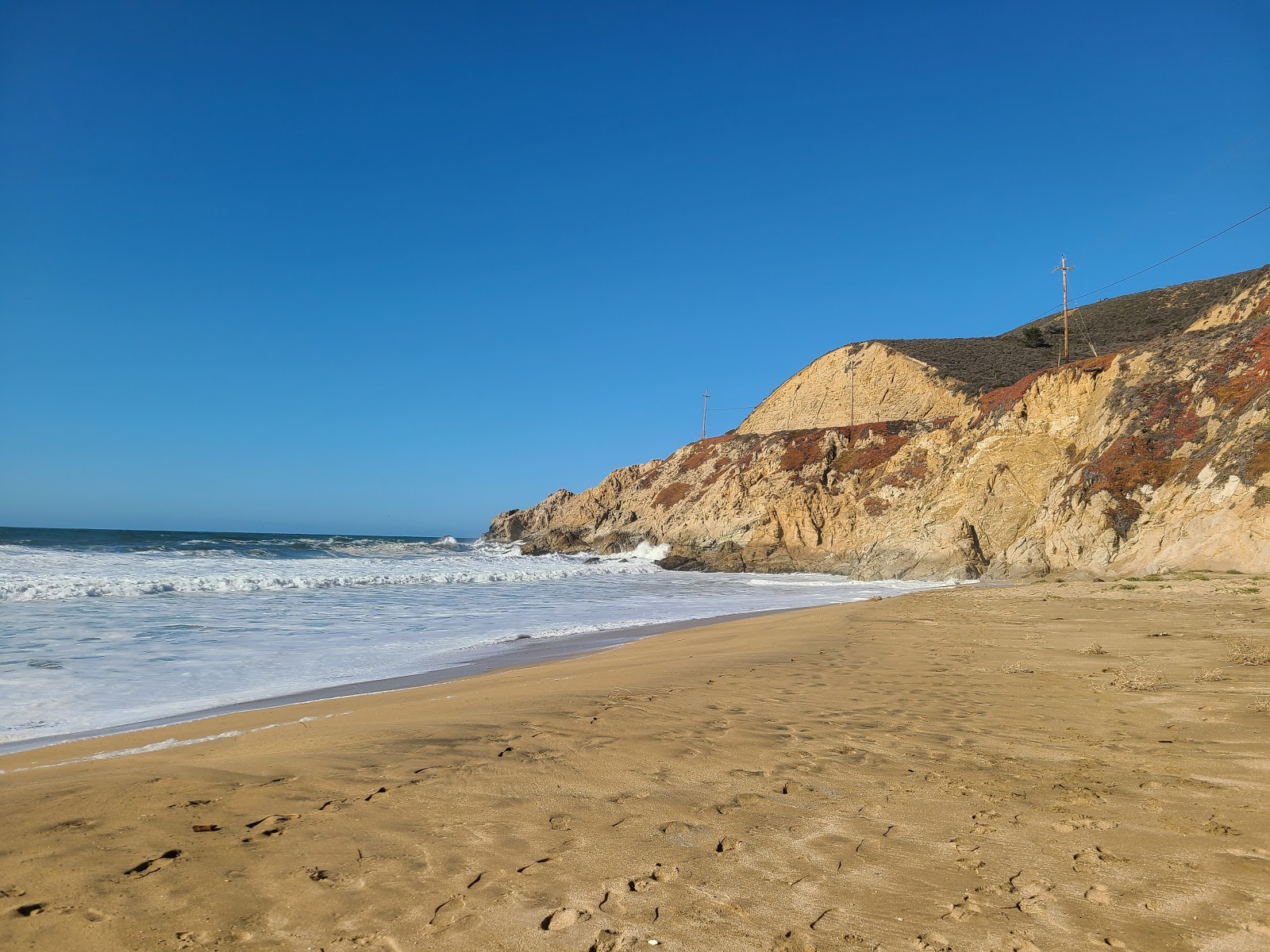 Fotografija Montara Beach obkrožen z gorami