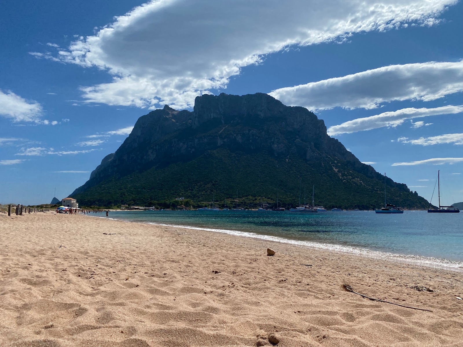 Zdjęcie Spiaggia Spalmatore di Terra poparte klifami