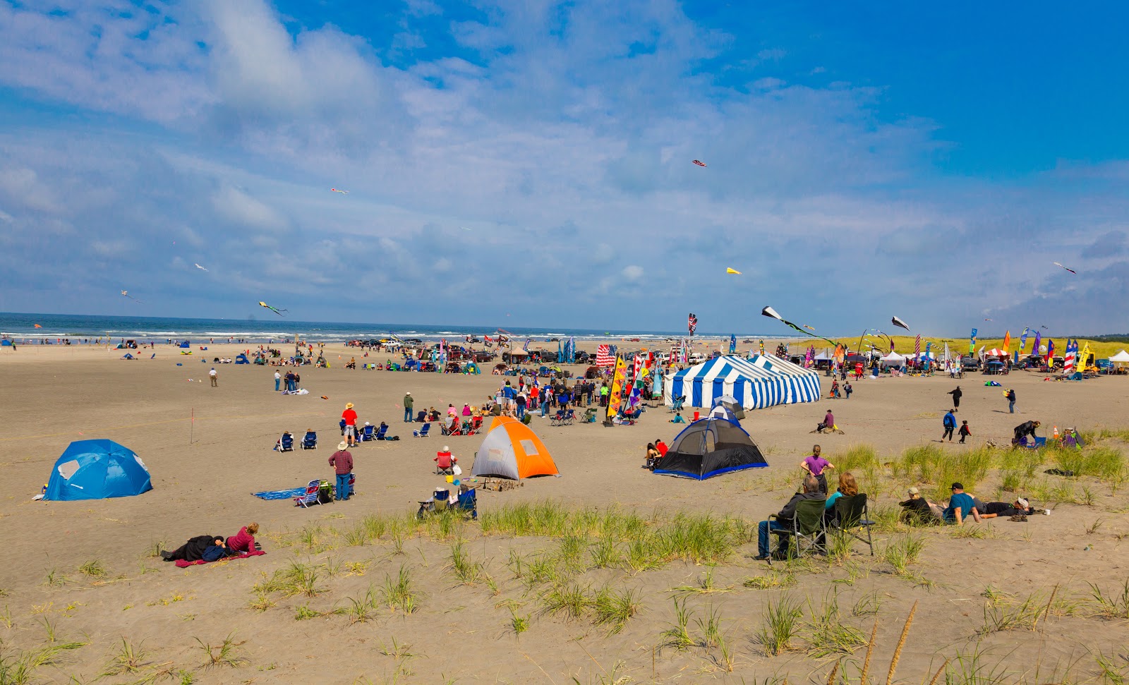 Foto av Long Beach med lång rak strand