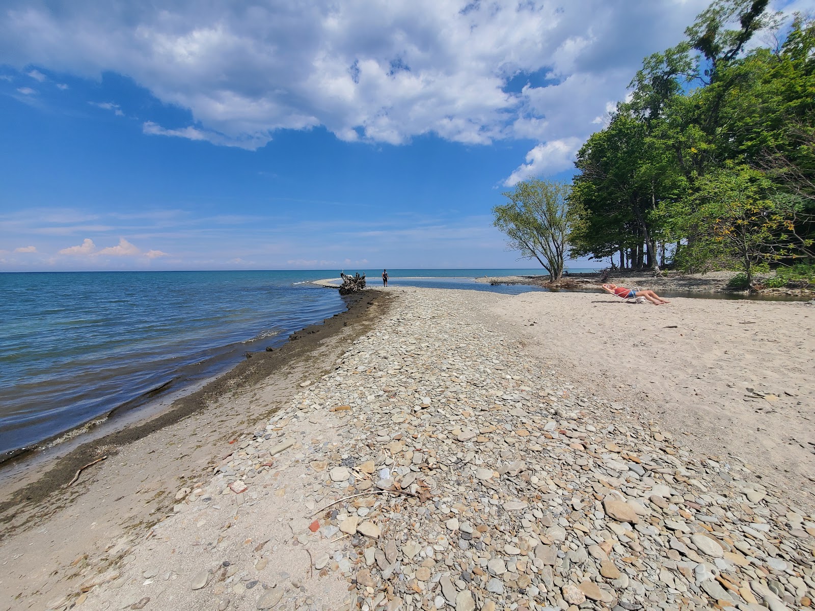 Shorewood Beach'in fotoğrafı geniş bir kıyı şeridi ile birlikte