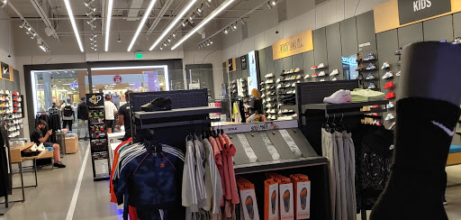 Shoe Store «Finish Line», reviews and photos, 1819 Montebello Town Center #13, Montebello, CA 90640, USA