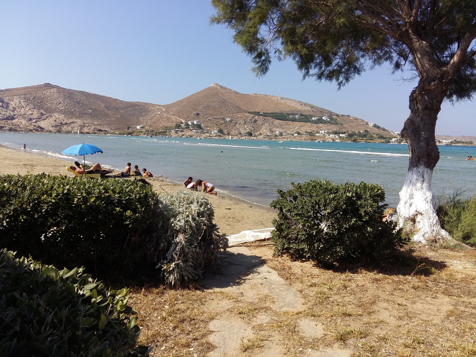 Livadia beach'in fotoğrafı geniş bir kıyı şeridi ile birlikte