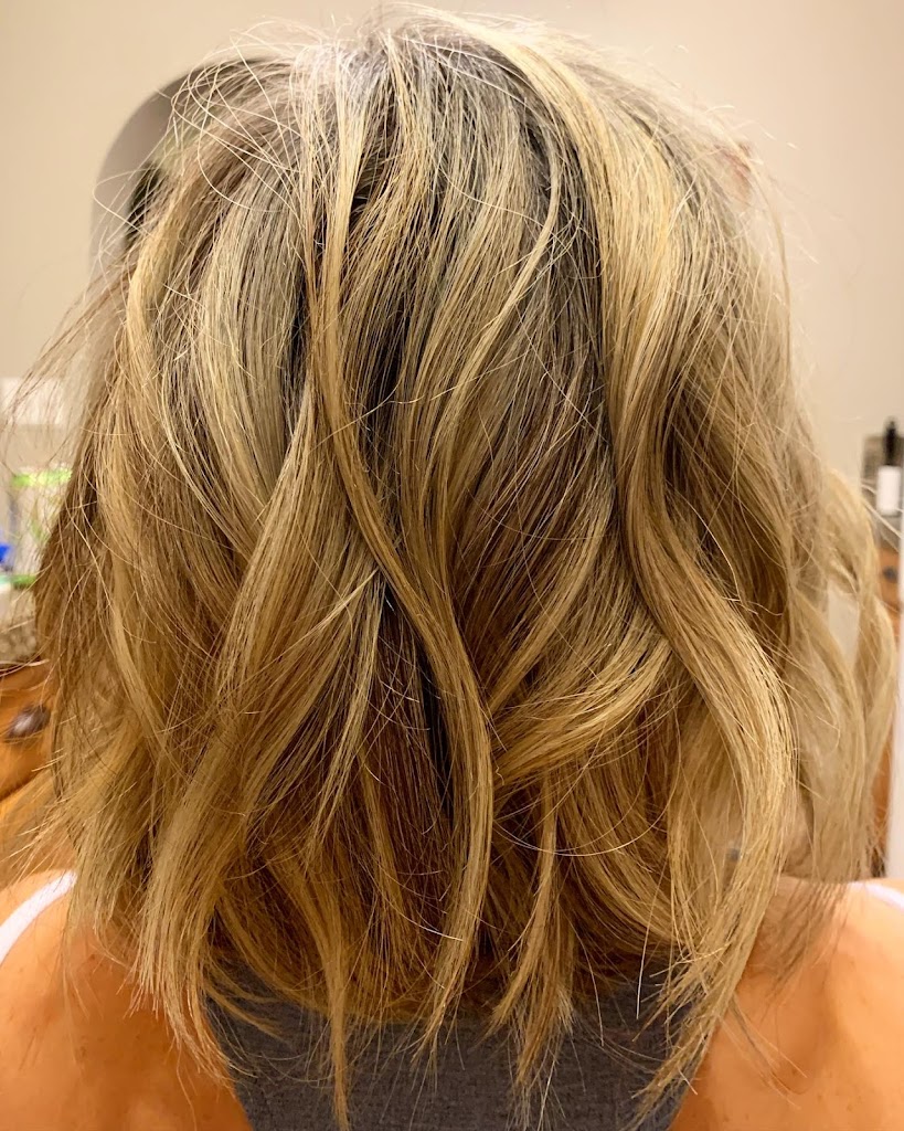 Emilee’s Hair Affair 21045