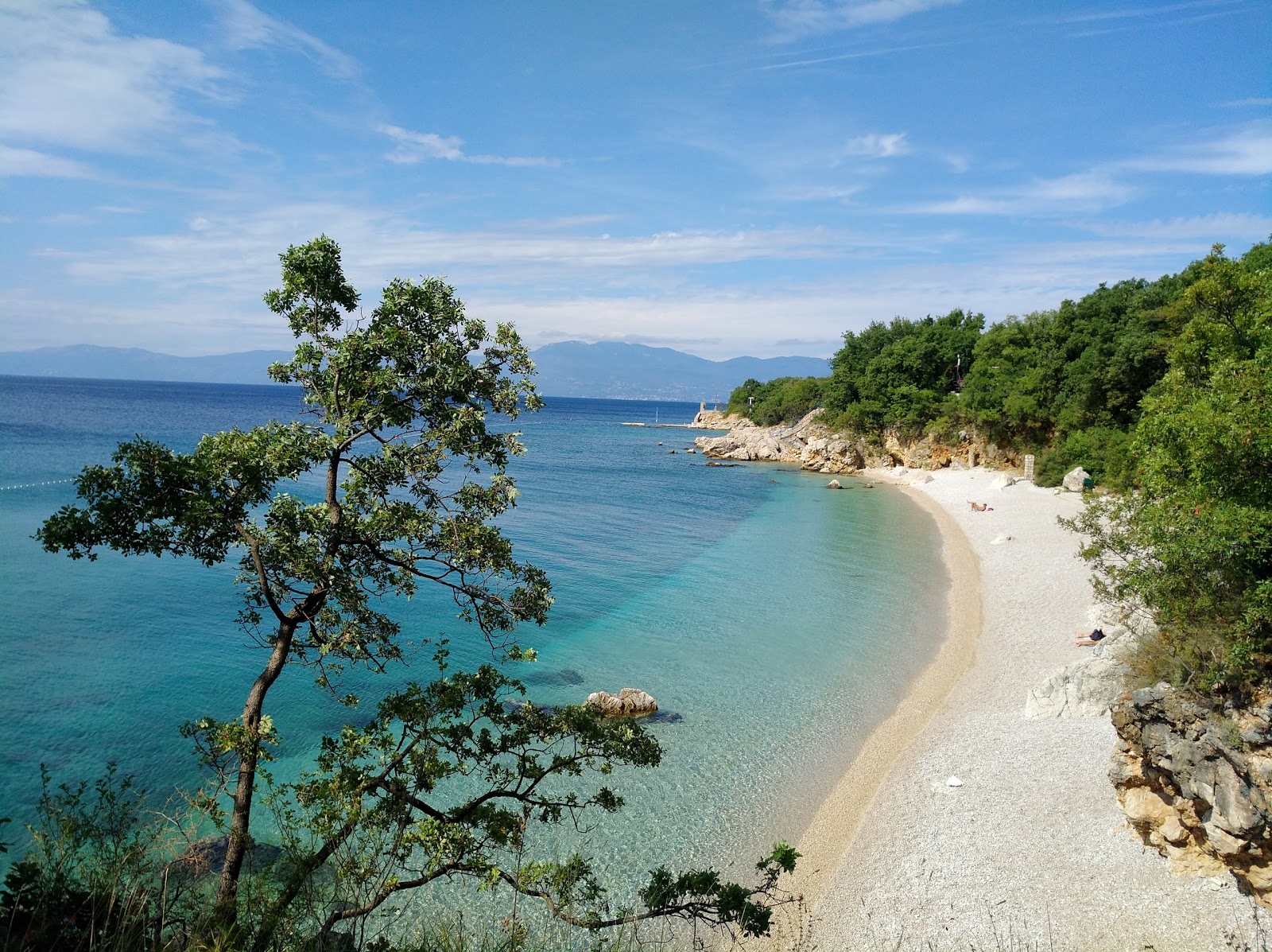 Kostrena beach'in fotoğrafı hafif ince çakıl taş yüzey ile