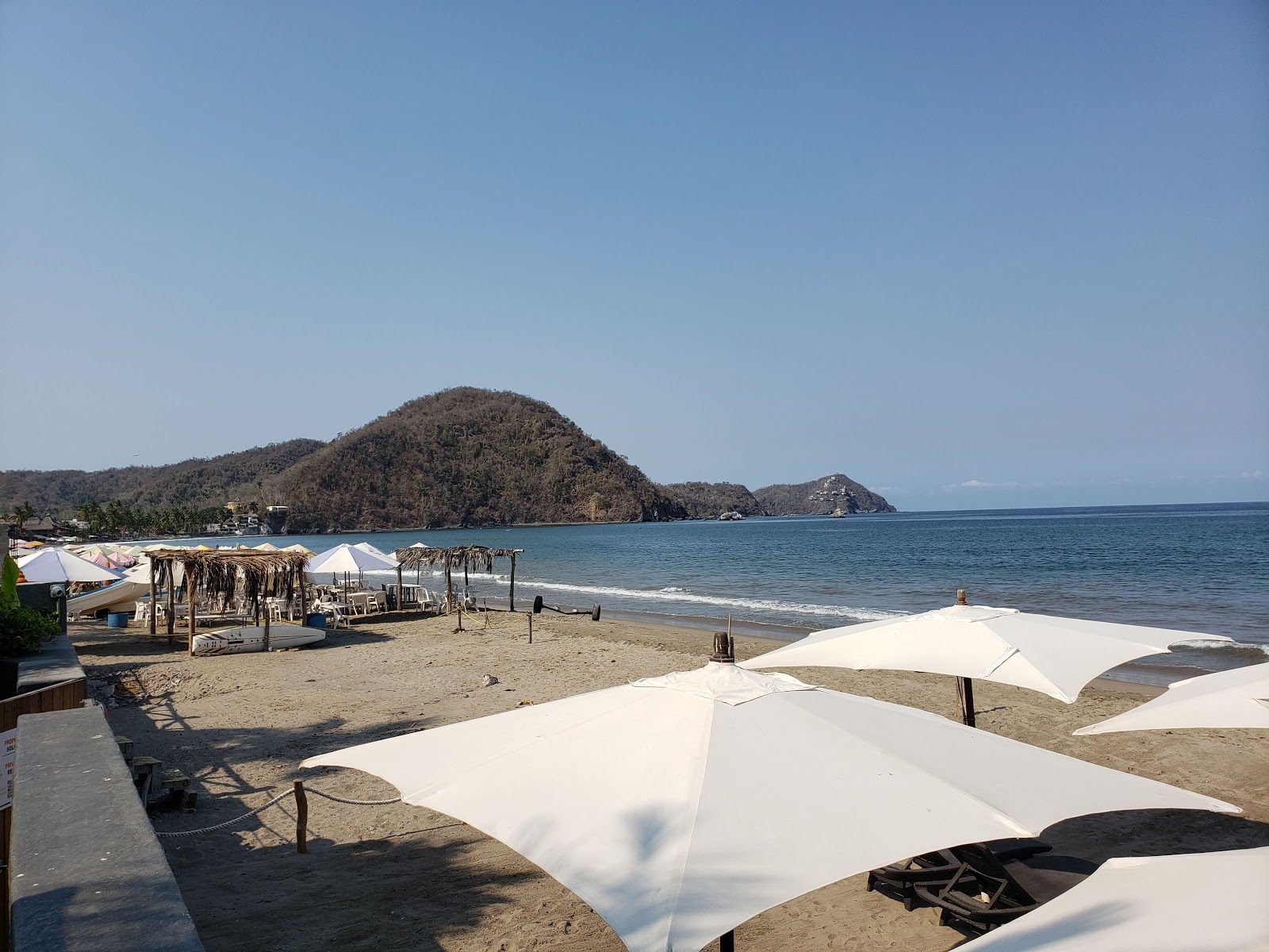 Fotografie cu Playa La Manzanilla sprijinit de stânci