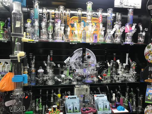 Tobacco Shop «The Hub Smoke Shop & Gifts», reviews and photos, 6410 N Oak Trafficway, Kansas City, MO 64118, USA